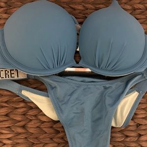 Victoria’s Secret bombshell bikini